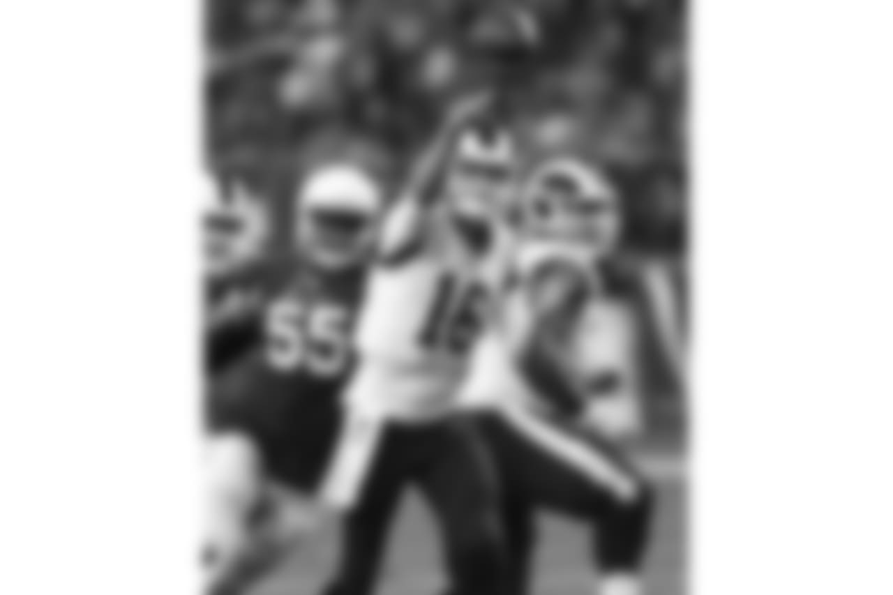 Rams QB Jared Goff gets rid of the ball before Cardinals LB Chandler Jones reaches him