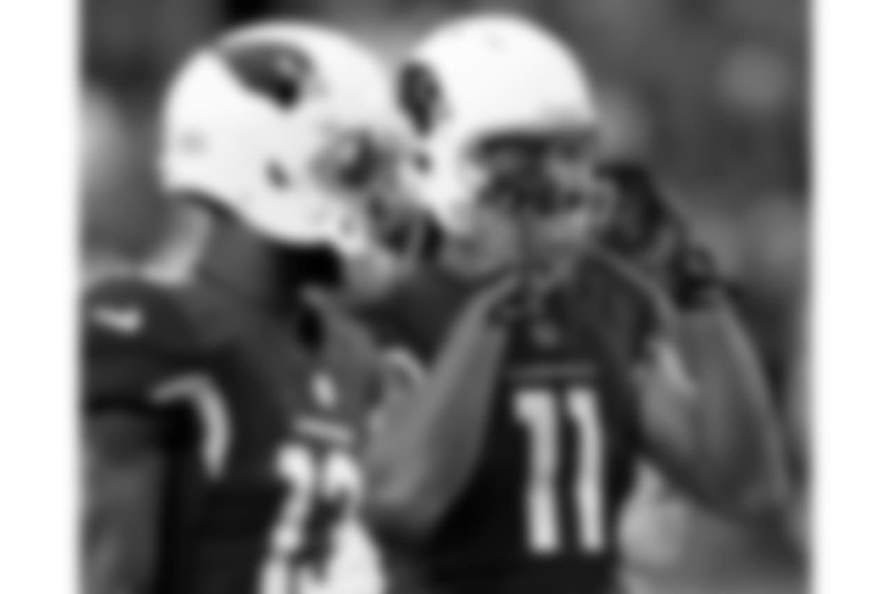 WR Larry Fitzgerald grabs his facemask