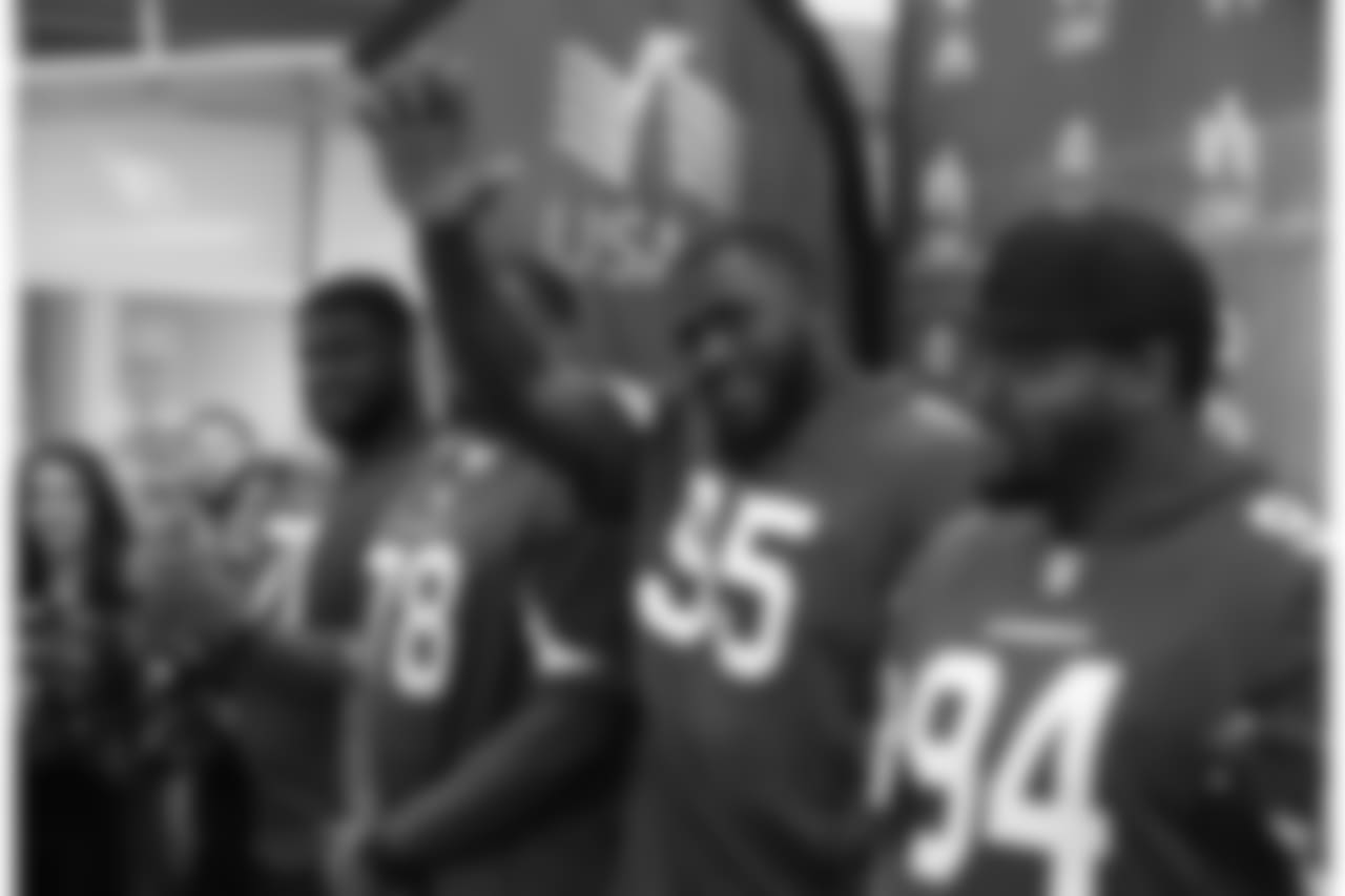 DT Rodney Gunter waves to the crowd
