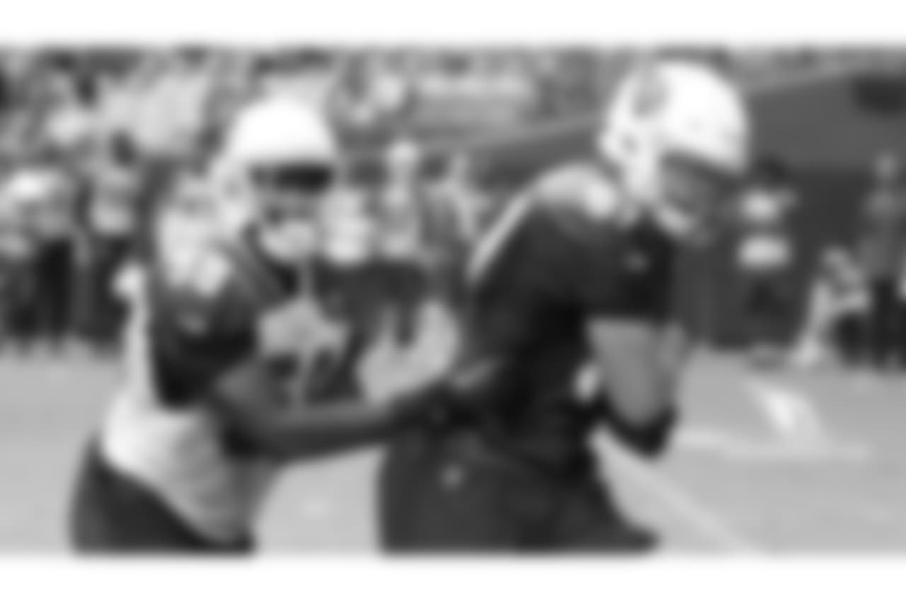 LB Edmond Robinson (left) pursues TE Alec Bloom
