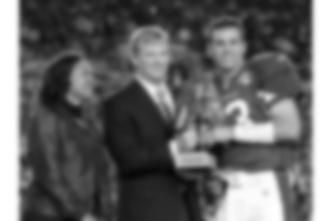 Warner accepts his Walter Payton Man of the Year award