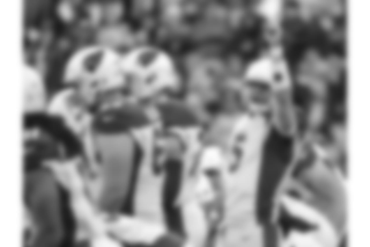 Cardinals QB Drew Stanton signals at the line of scrimmage