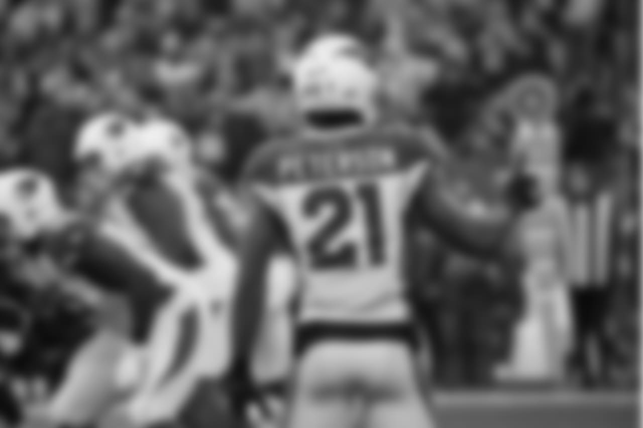 Cardinals CB Patrick Peterson signals to the defense