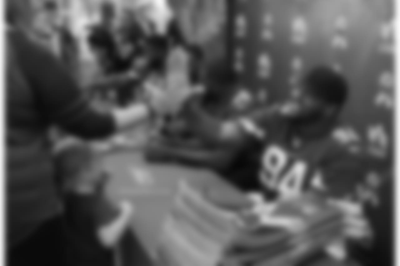 DT Xavier Williams gives a high-five