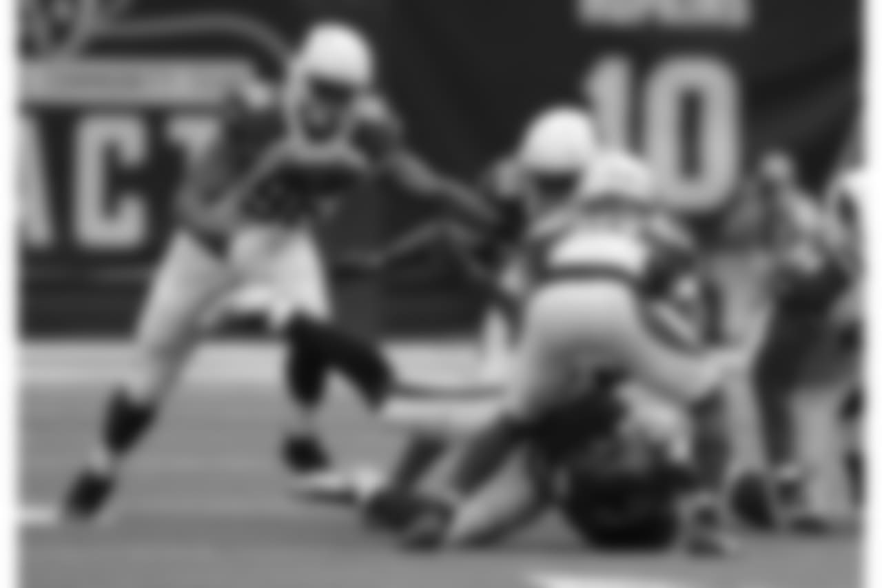 The ball pops out during a run from Texans RB D'Onta Foreman