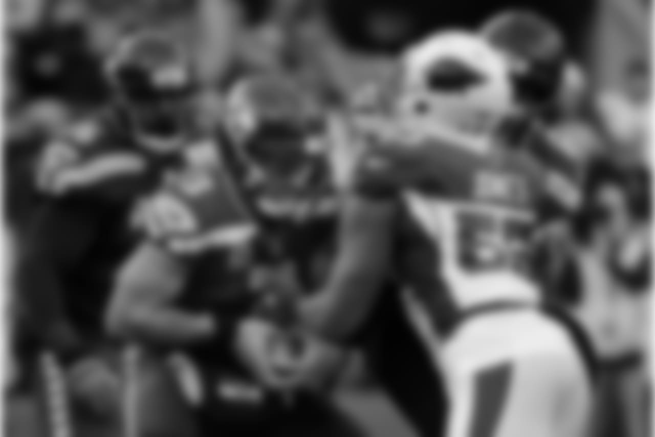 Cardinals LB Chandler Jones gets pressure on Seahawks QB Russell Wilson