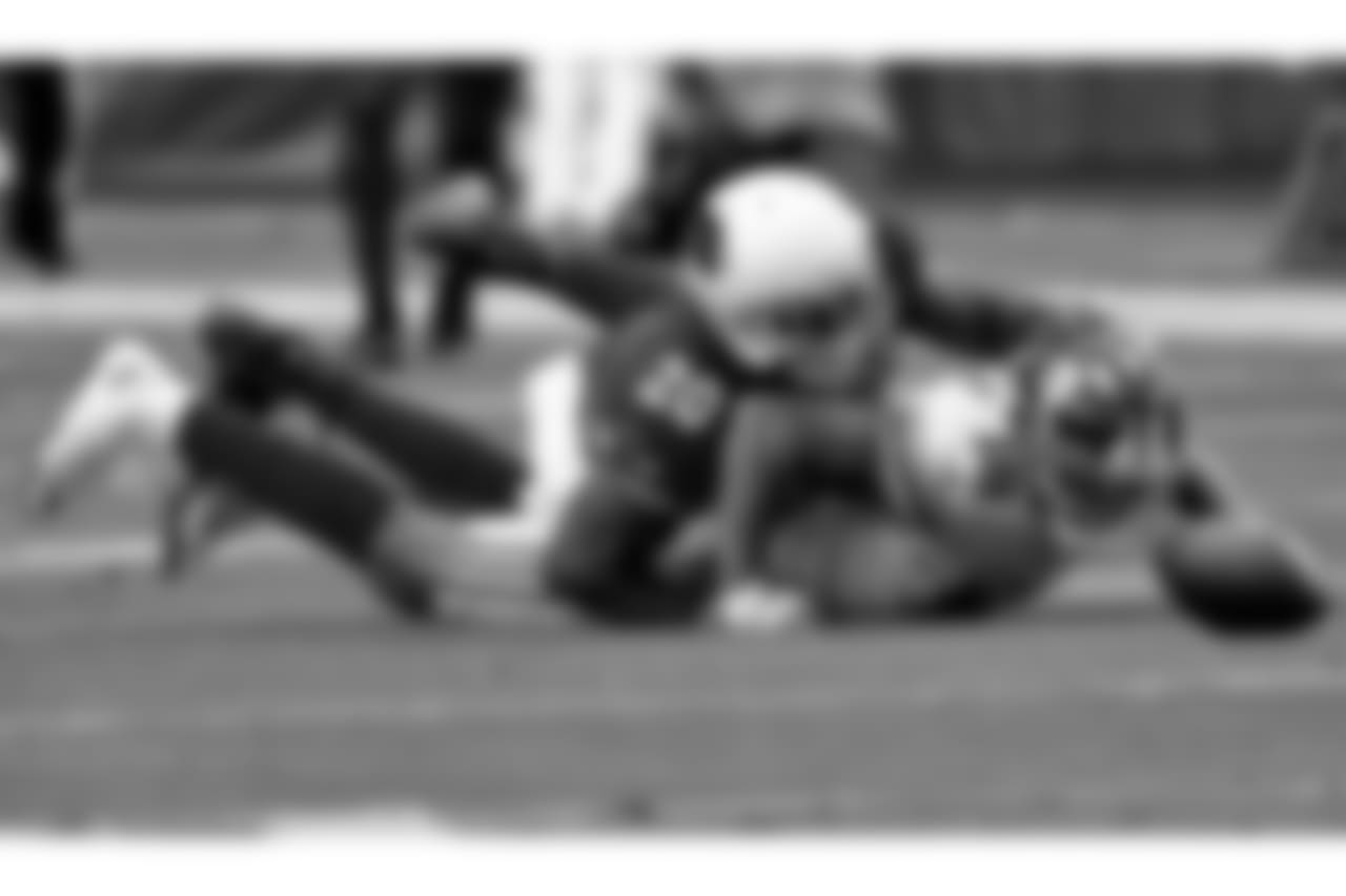 Cardinals LB Deone Bucannon breaks up a pass intended for Giants WR Roger Lewis Jr.
