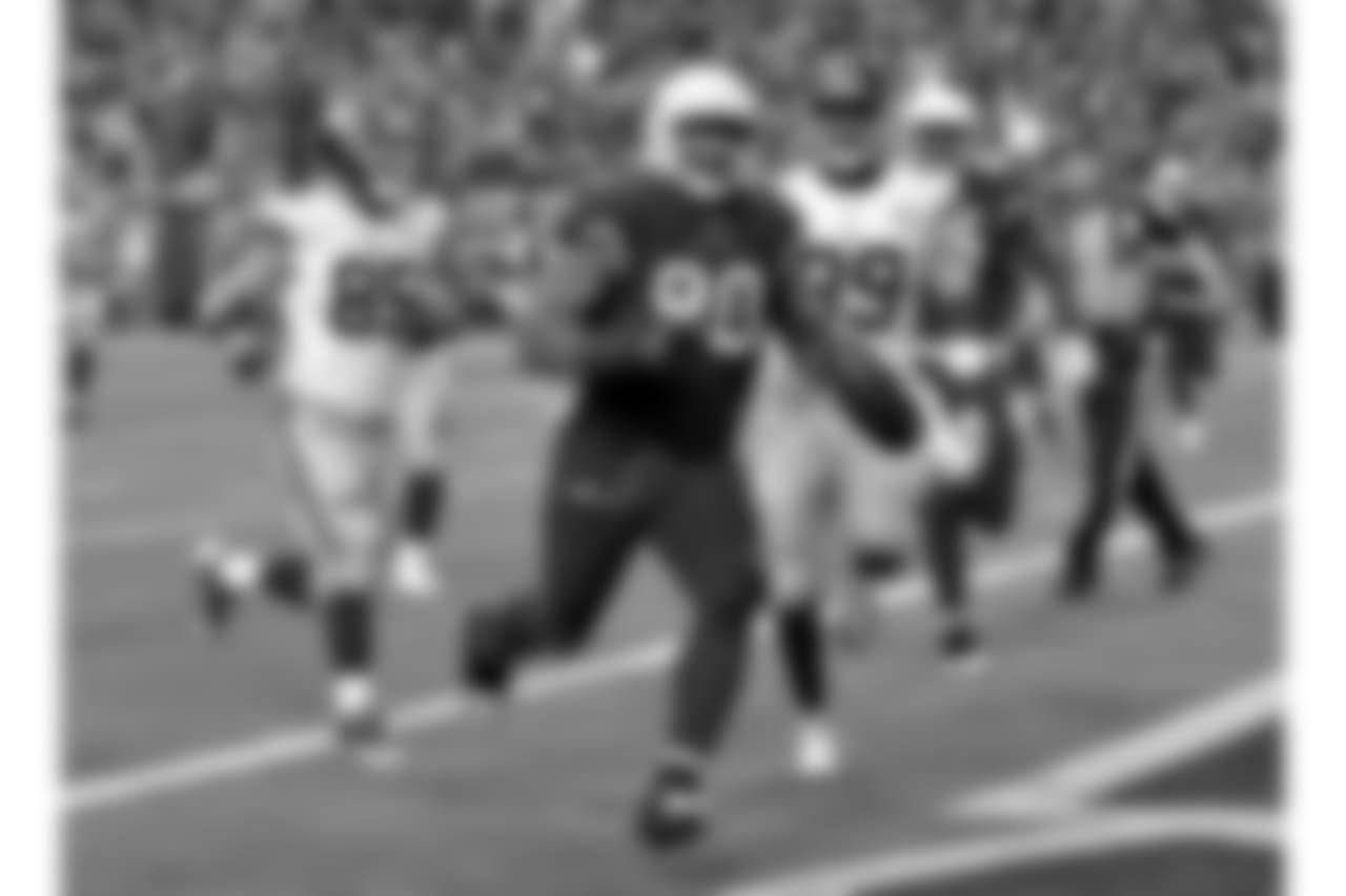 DL Robert Nkemdiche runs in a touchdown after a Giants fumble