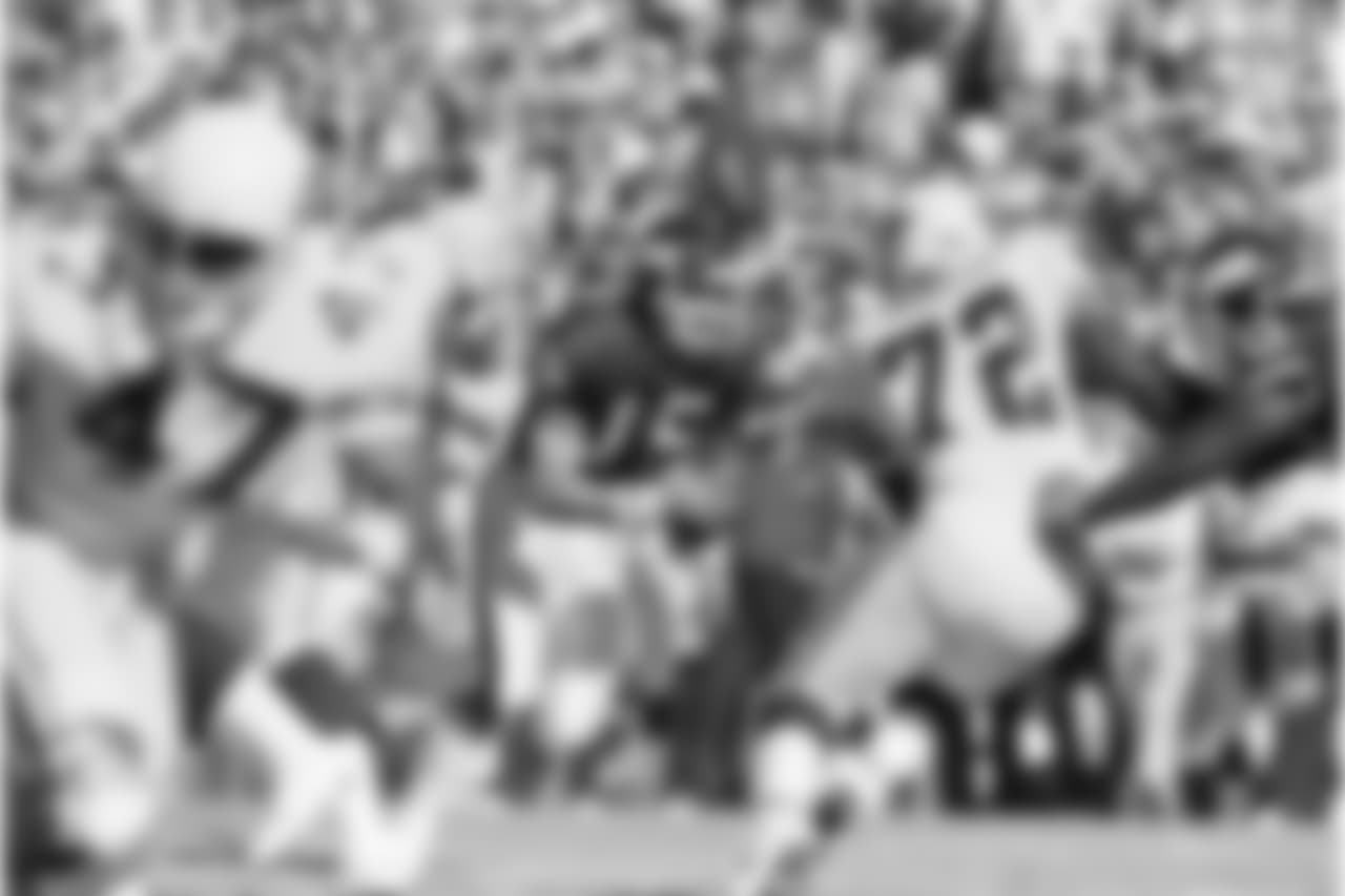 Giants QB Jeff Hostetler with the ball in 1989