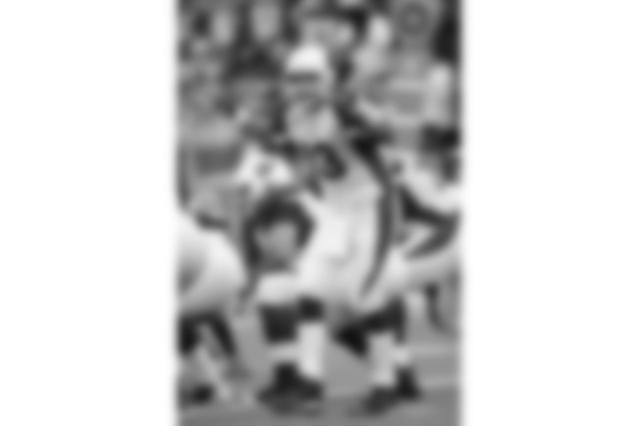Warner calls a play at the line of scrimmage