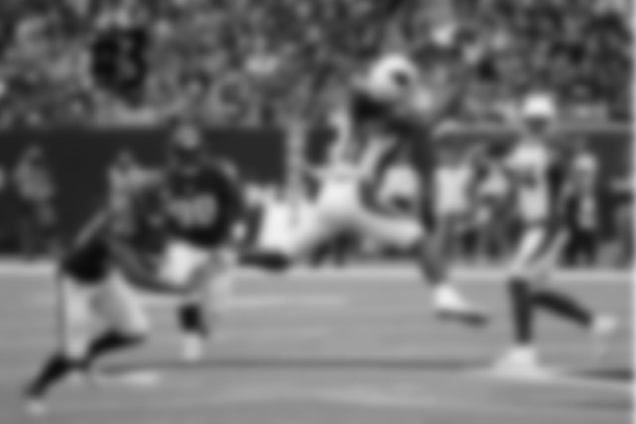 WR Larry Fitzgerald catches a pass