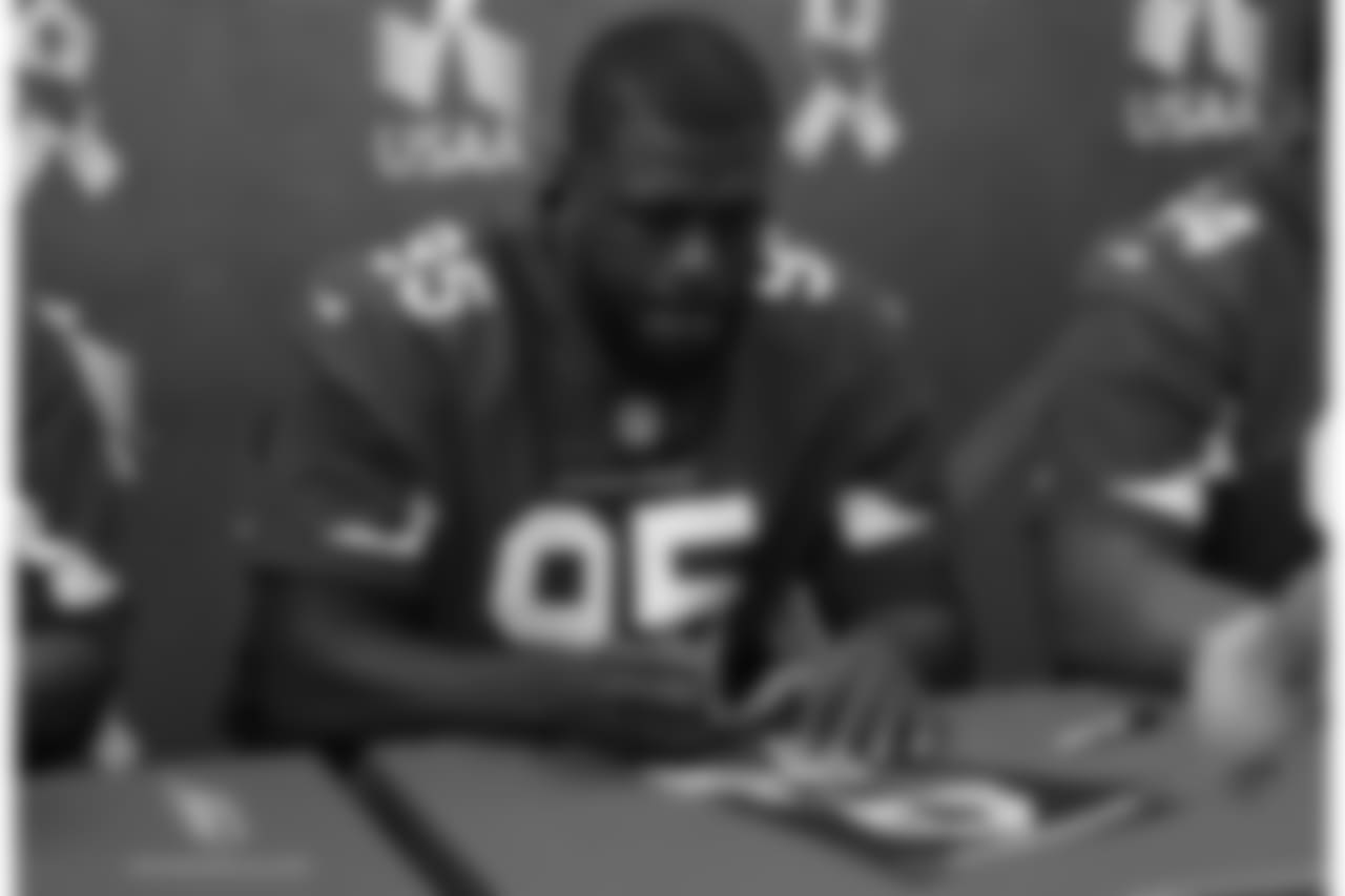 DT Rodney Gunter signs an autograph