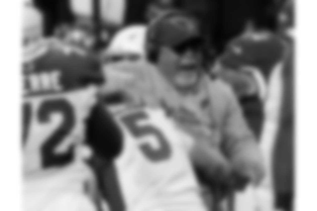 Cardinals QB Drew Stanton hugs head coach Bruce Arians after the Seahawks miss the go-ahead field goal