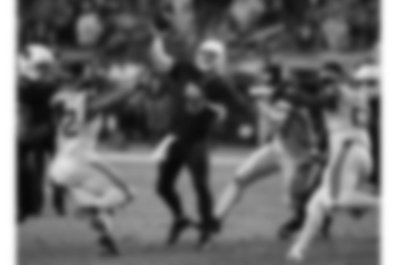 QB Drew Stanton throws the ball