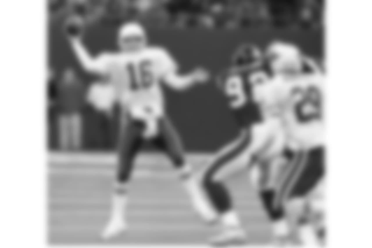 QB Jake Plummer throws a pass to Adrian Murrell in 1999
