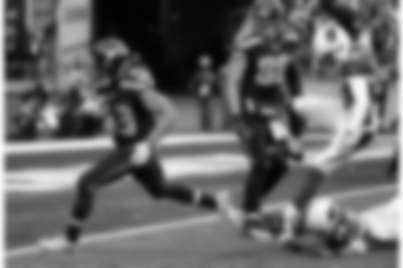Seahawks WR Doug Baldwin takes a catch into the endzone
