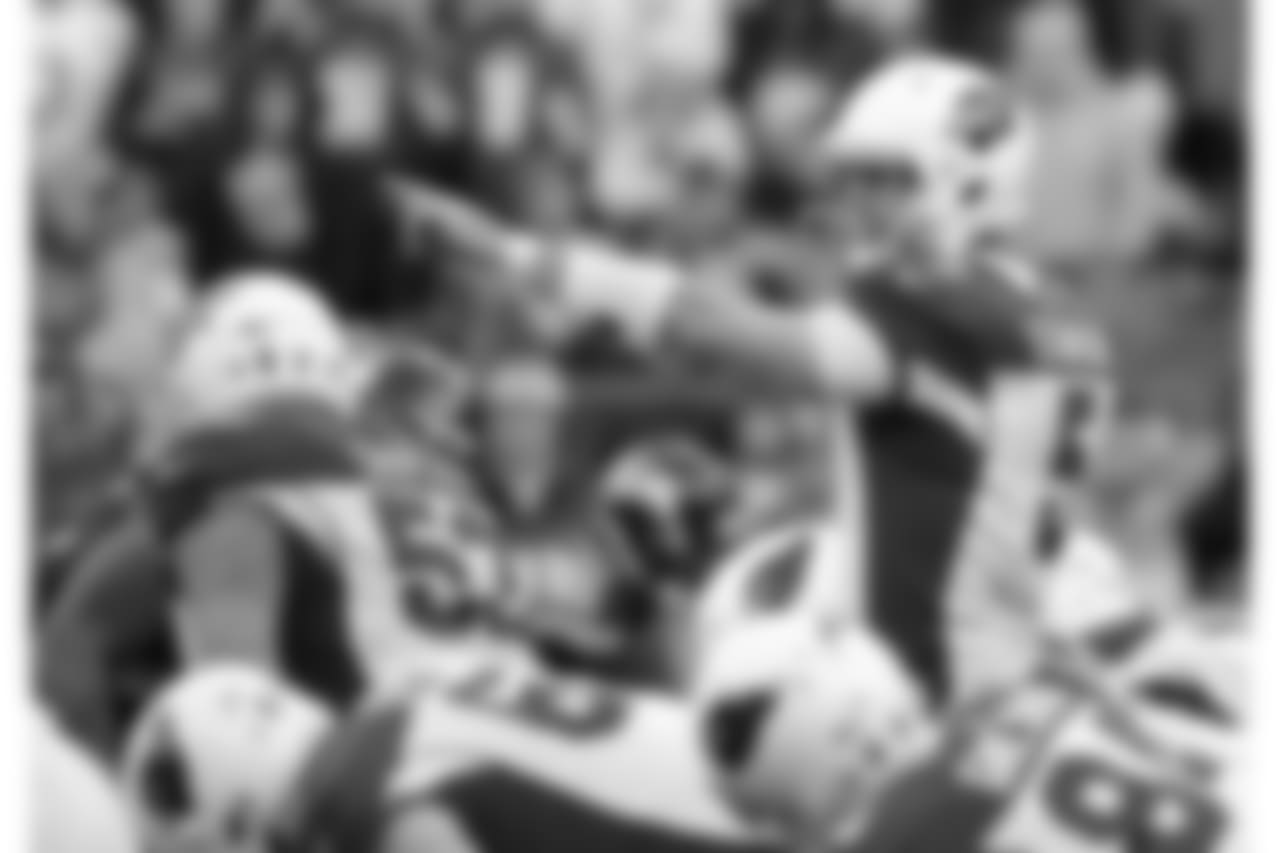 Cardinals QB Drew Stanton directs the offense before the snap