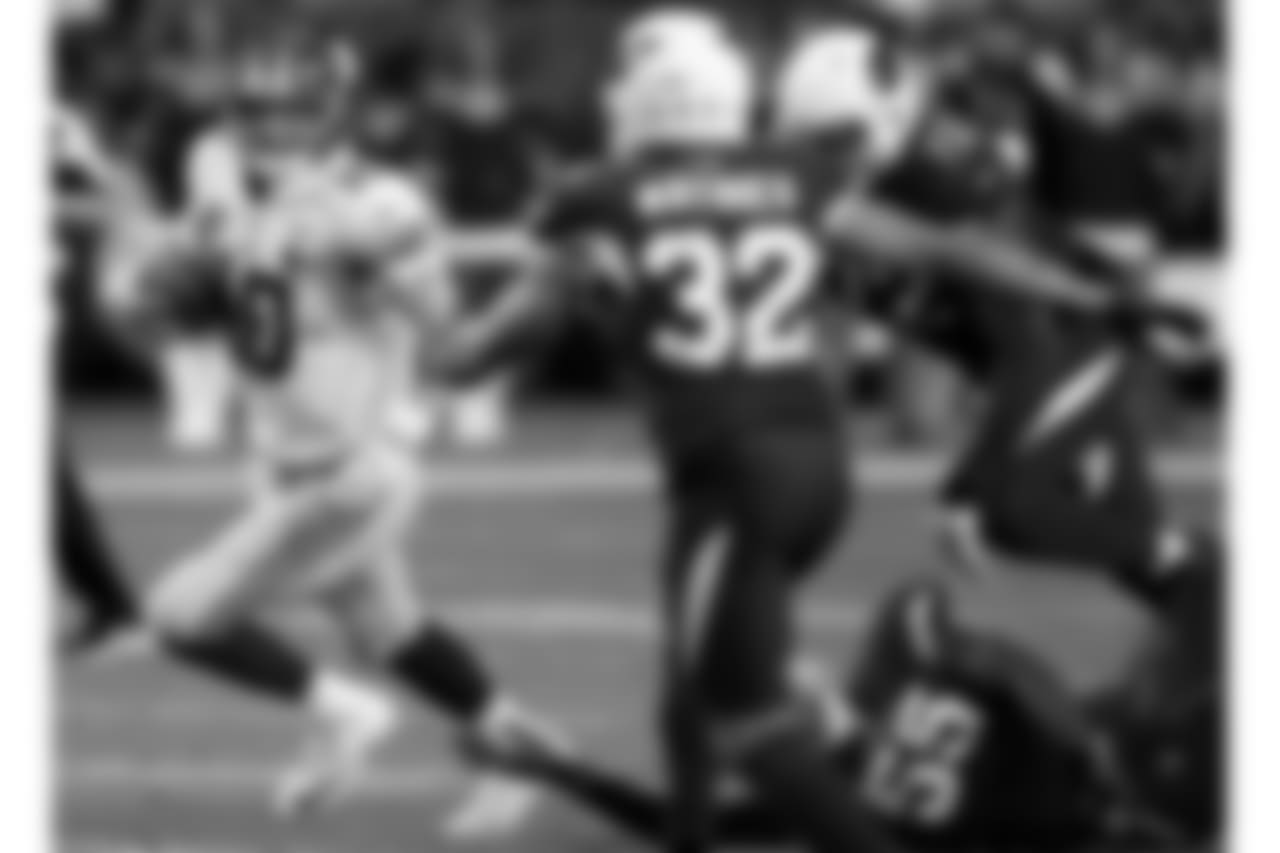 The Cardinals defense swarms on Giants QB Eli Manning