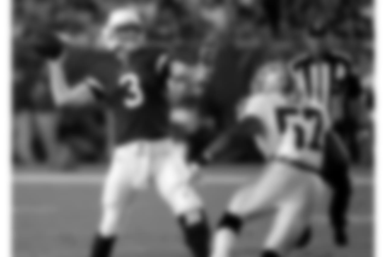 QB Carson Palmer makes the throw in the first quarter