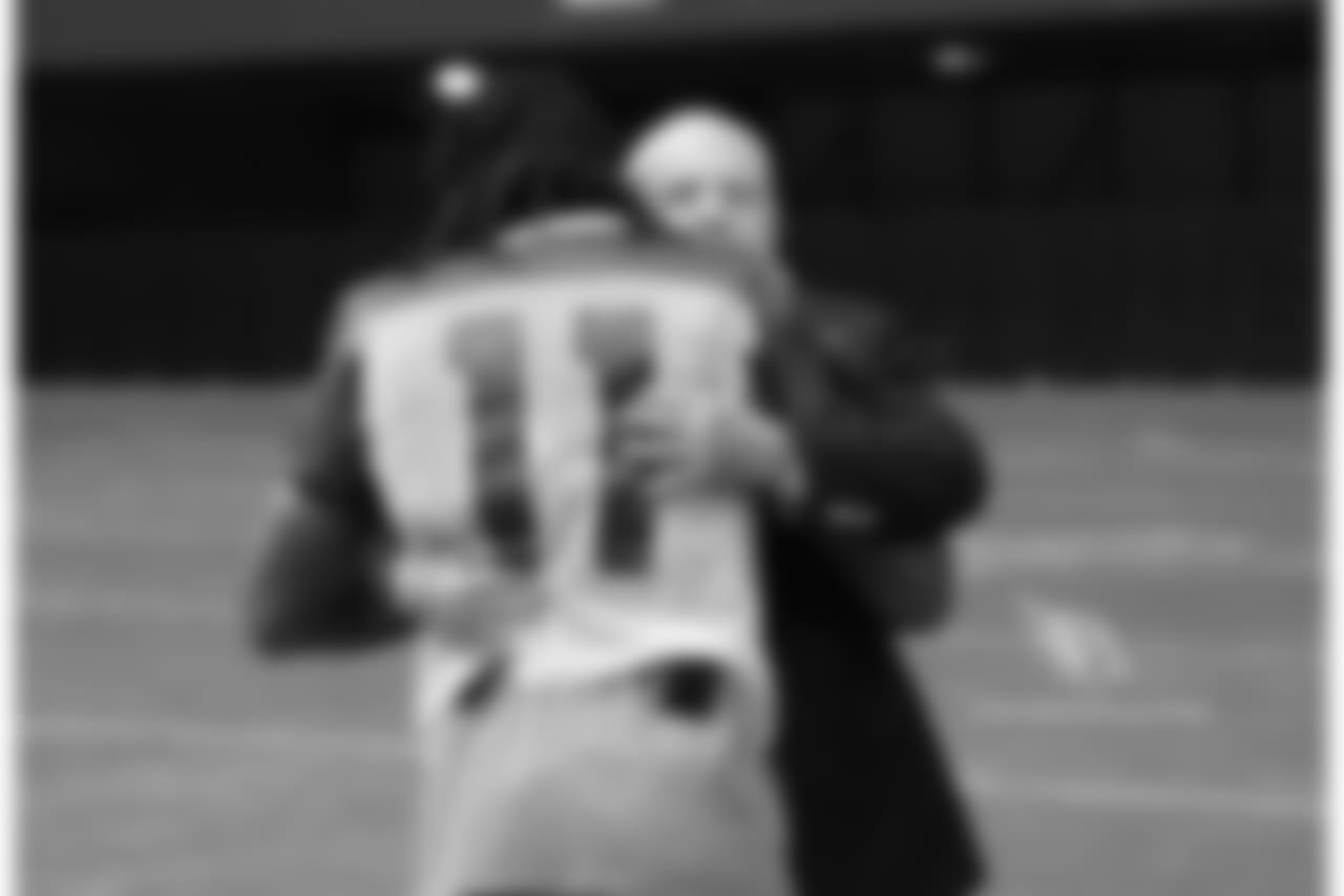 Senator John McCain hugs WR Larry Fitzgerald