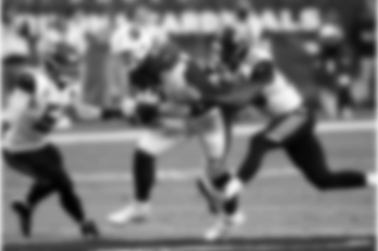 Cardinals TE Troy Niklas pulls in the catch