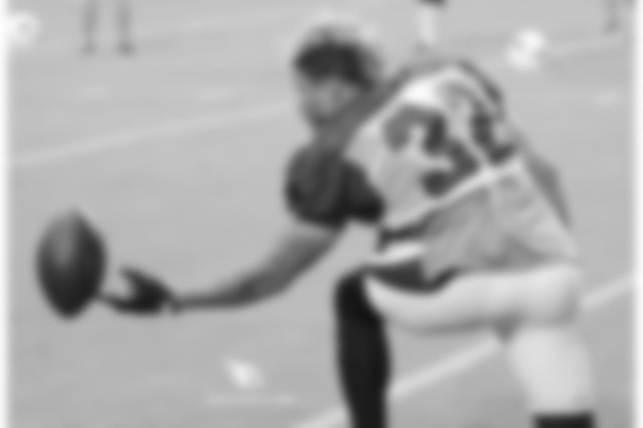 S Tyrann Mathieu warming up