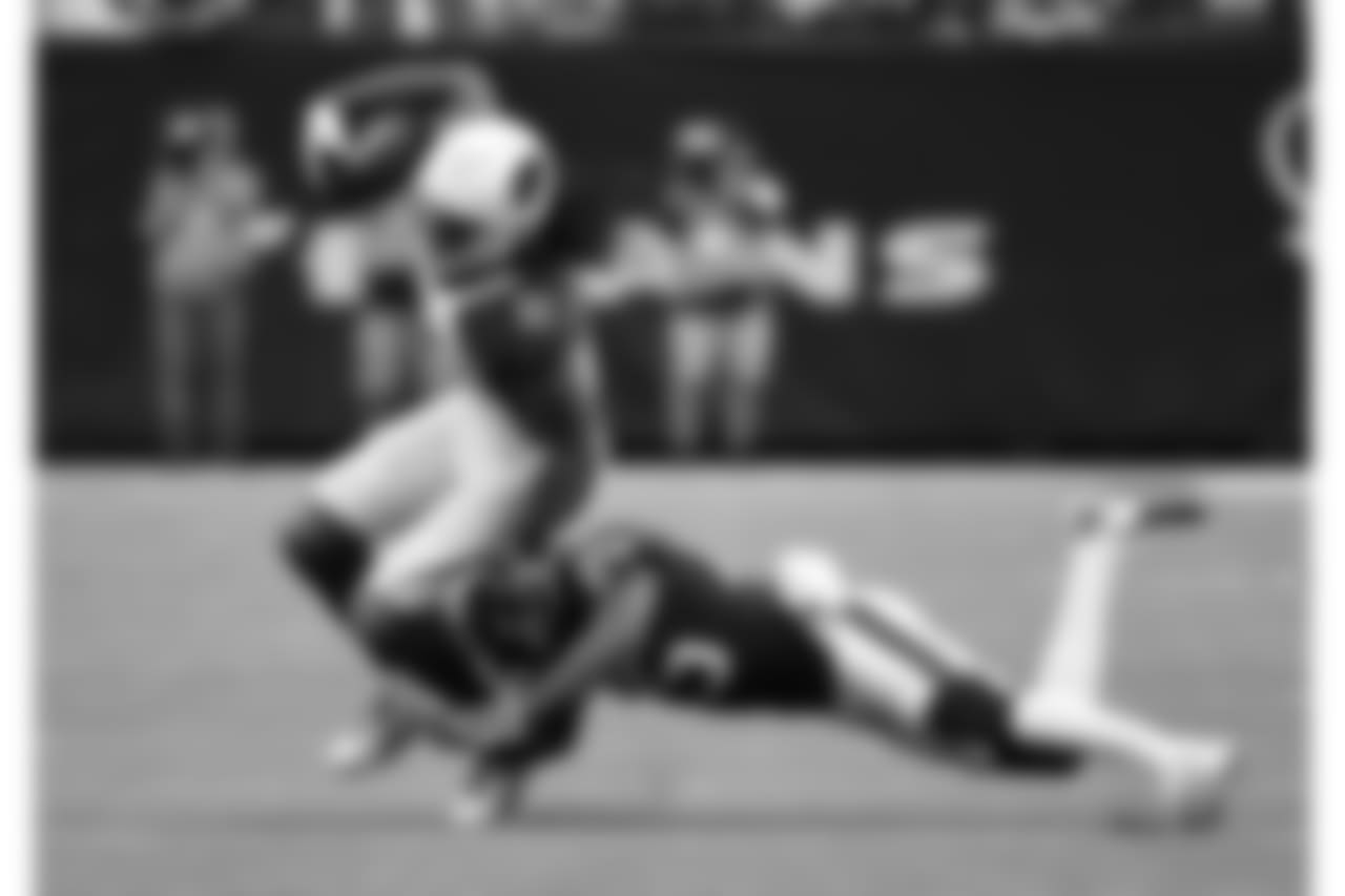 Texans attempt to wrap up WR Larry Fitzgerald