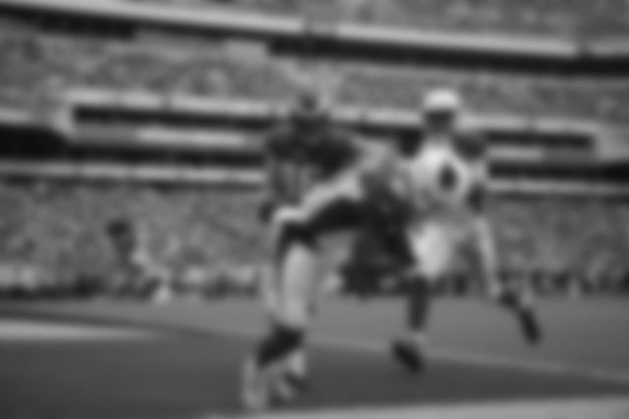 S Antoine Bethea picks off a pass against the Eagles