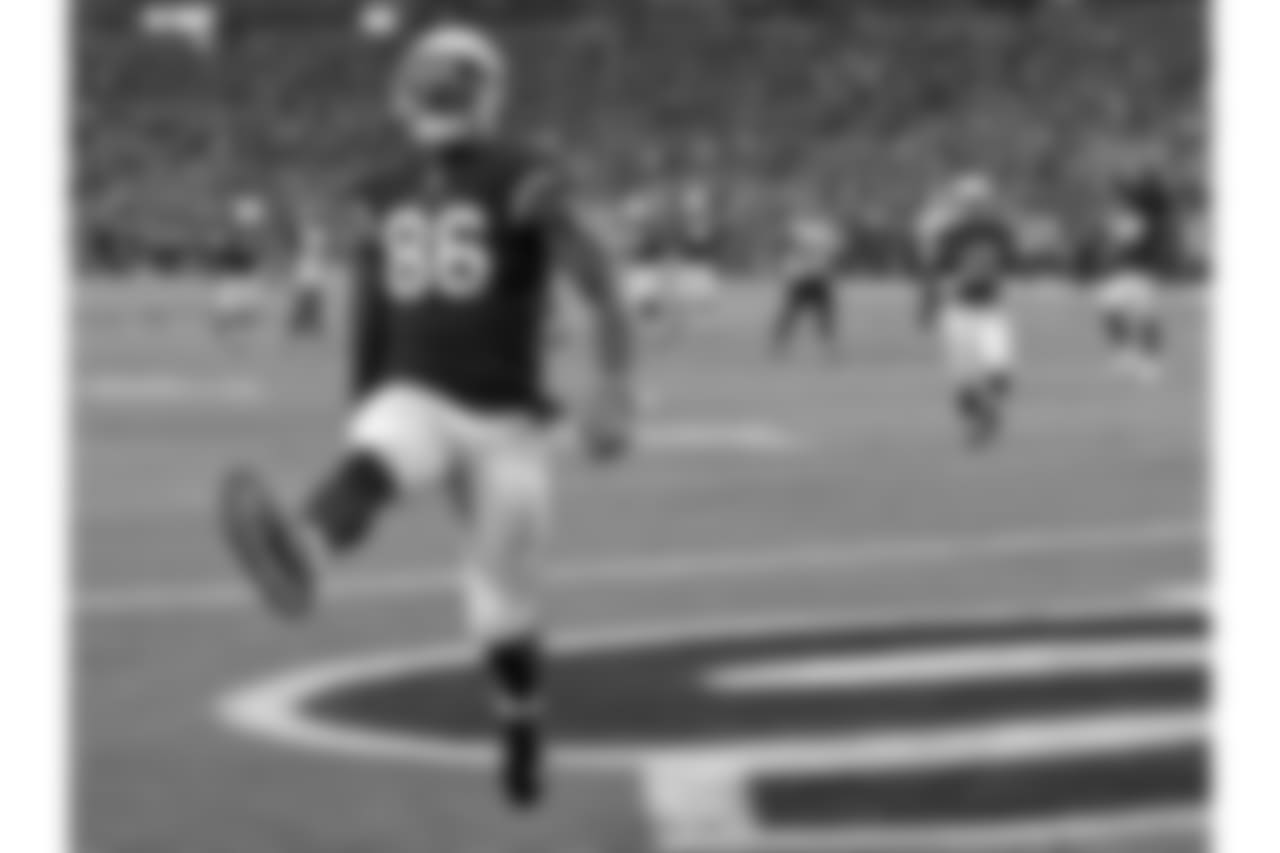 TE Ricky Seals-Jones celebrates a touchdown