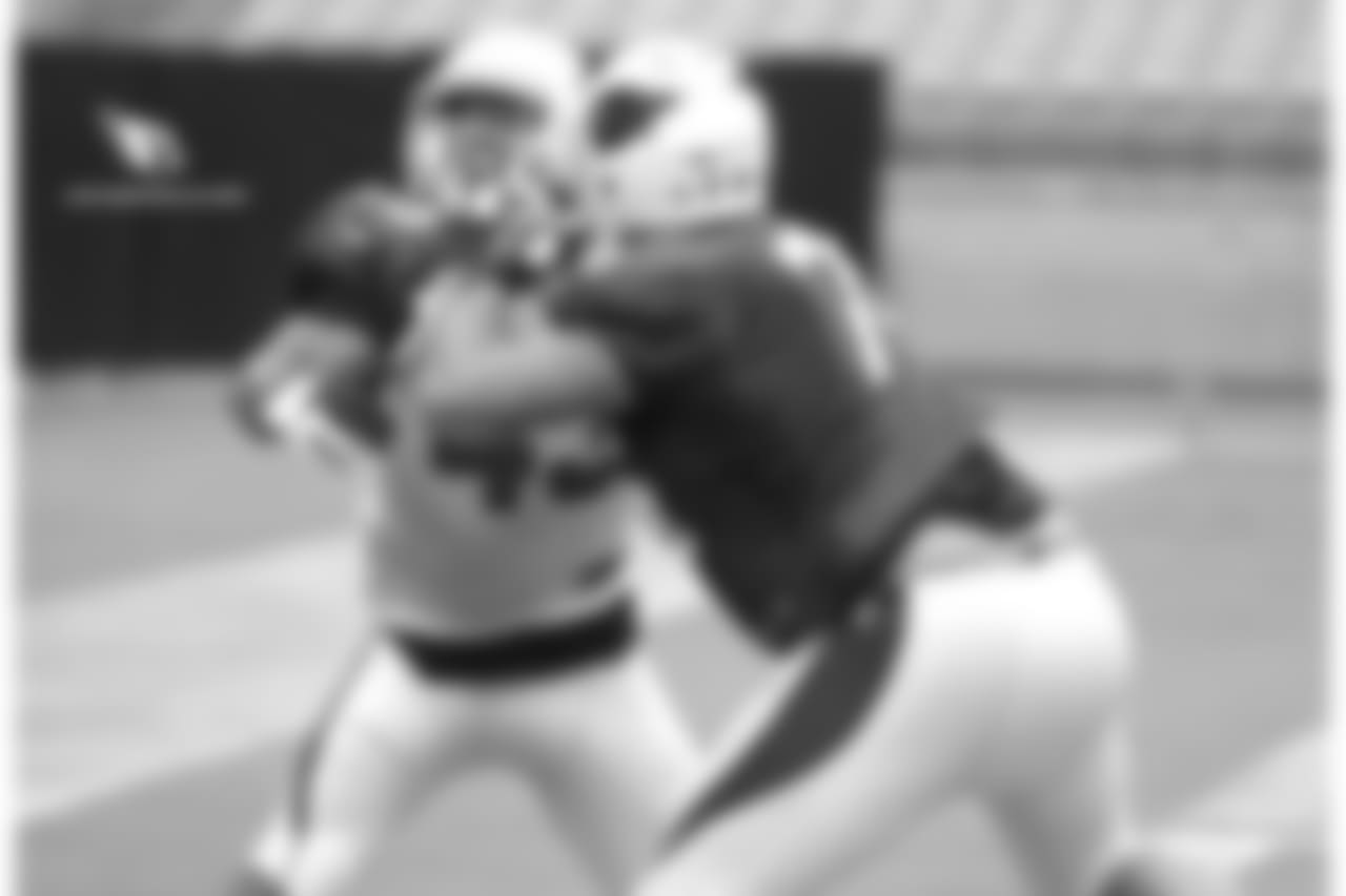 LB Haason Reddick practices his pass-rushing moves
