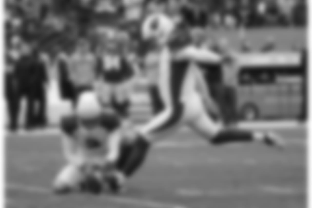 K Phil Dawson hits a field goal