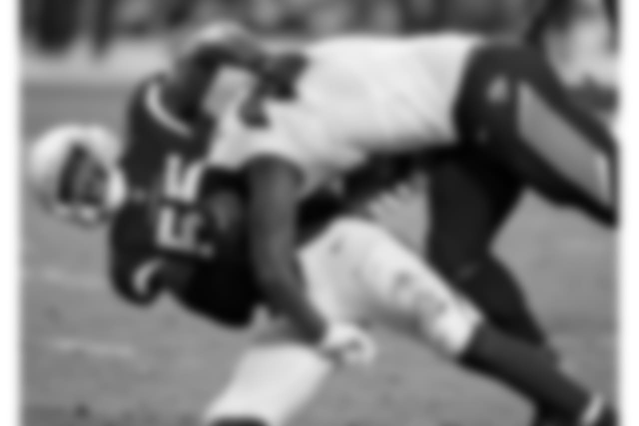 LB Chandler Jones with the tackle