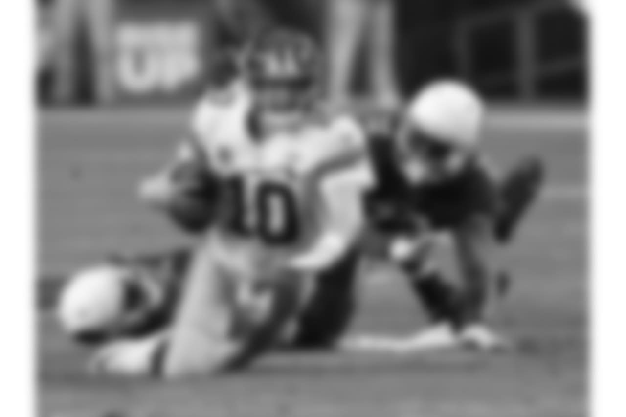Cardinals DL Olsen Pierre trips up Giants QB Eli Manning