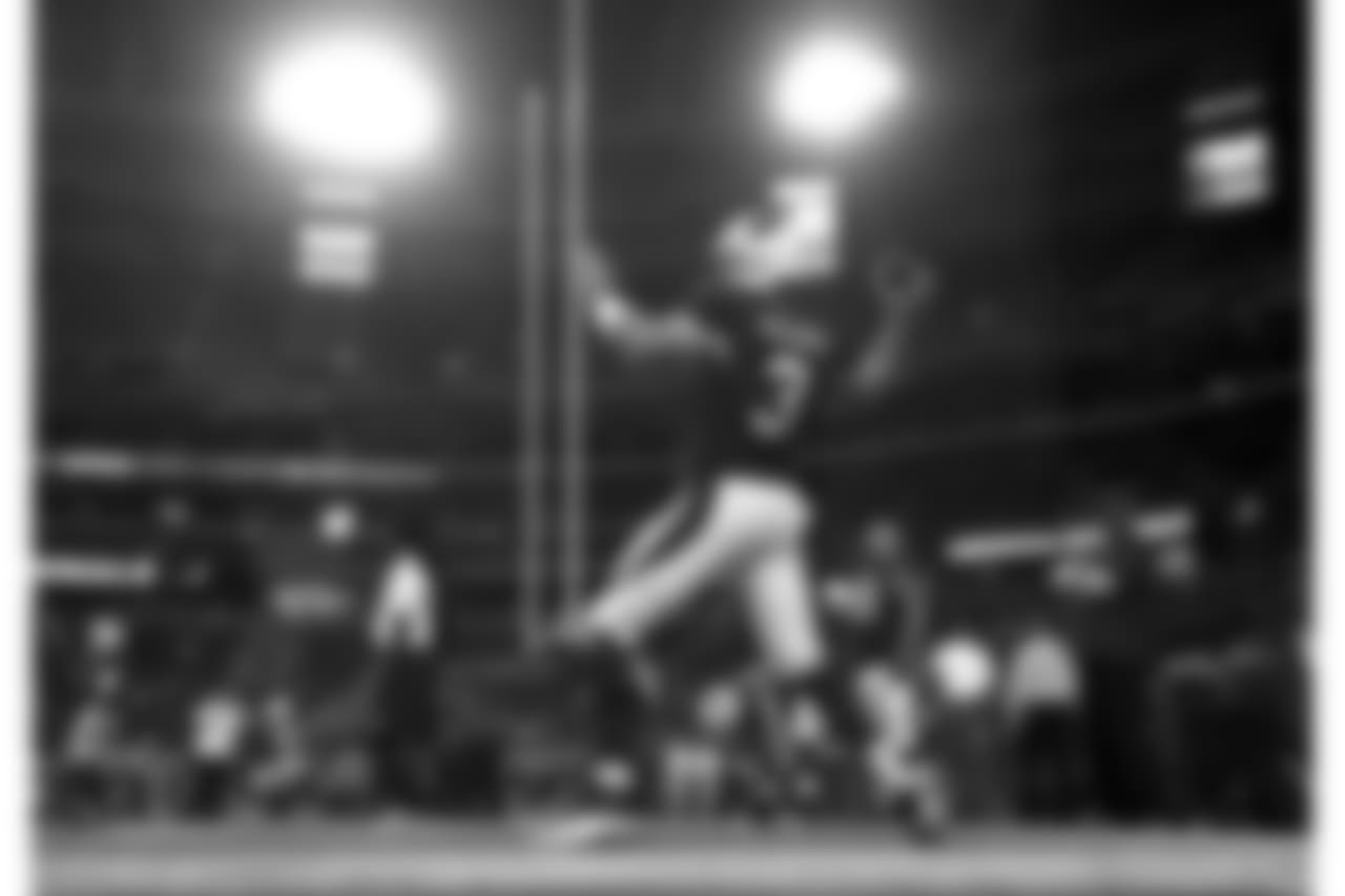 QB Carson Palmer takes some throws during warmups