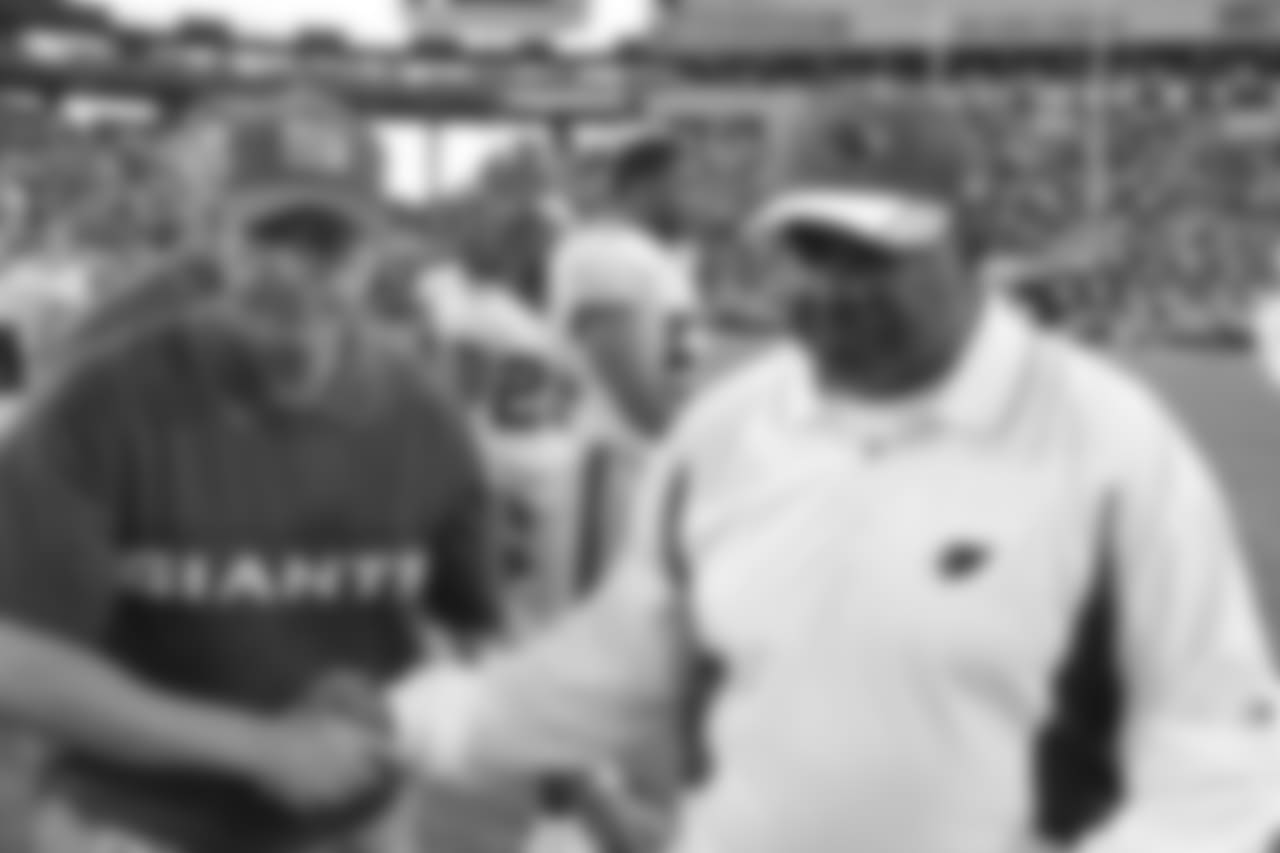 Giants coach Tom Coughlin and Cardinals coach Denny Green with a postgame handshake in 2004