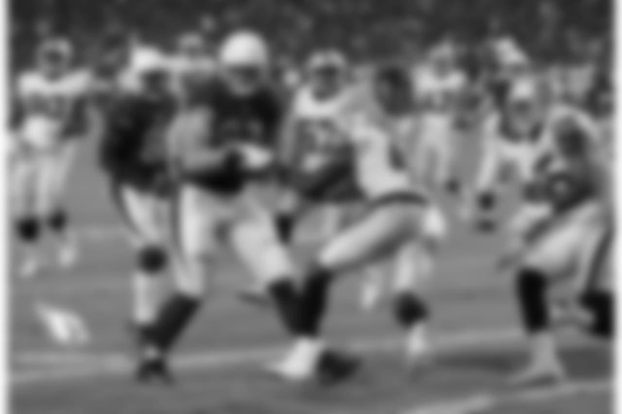 TE Troy Niklas catches a touchdown pass