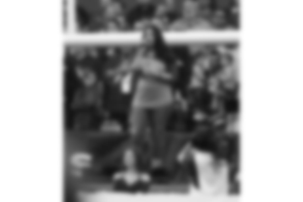 Singer and Cardinals fan Jordin Sparks performs the national anthem
