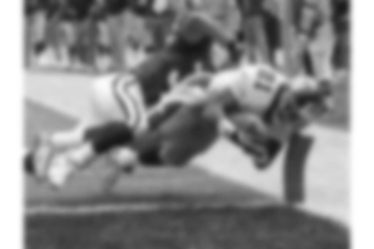Giants RB Tiki Barber scores a touchdown as CB Aeneas Williams defends in 2000