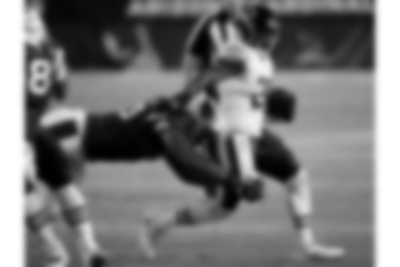 DT Robert Nkemdiche wraps up Bears RB Ka'Deem Carey