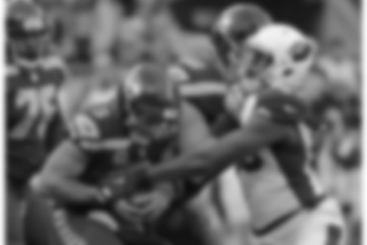 LB Chandler Jones forces Seahawks QB Russell Wilson to fumble