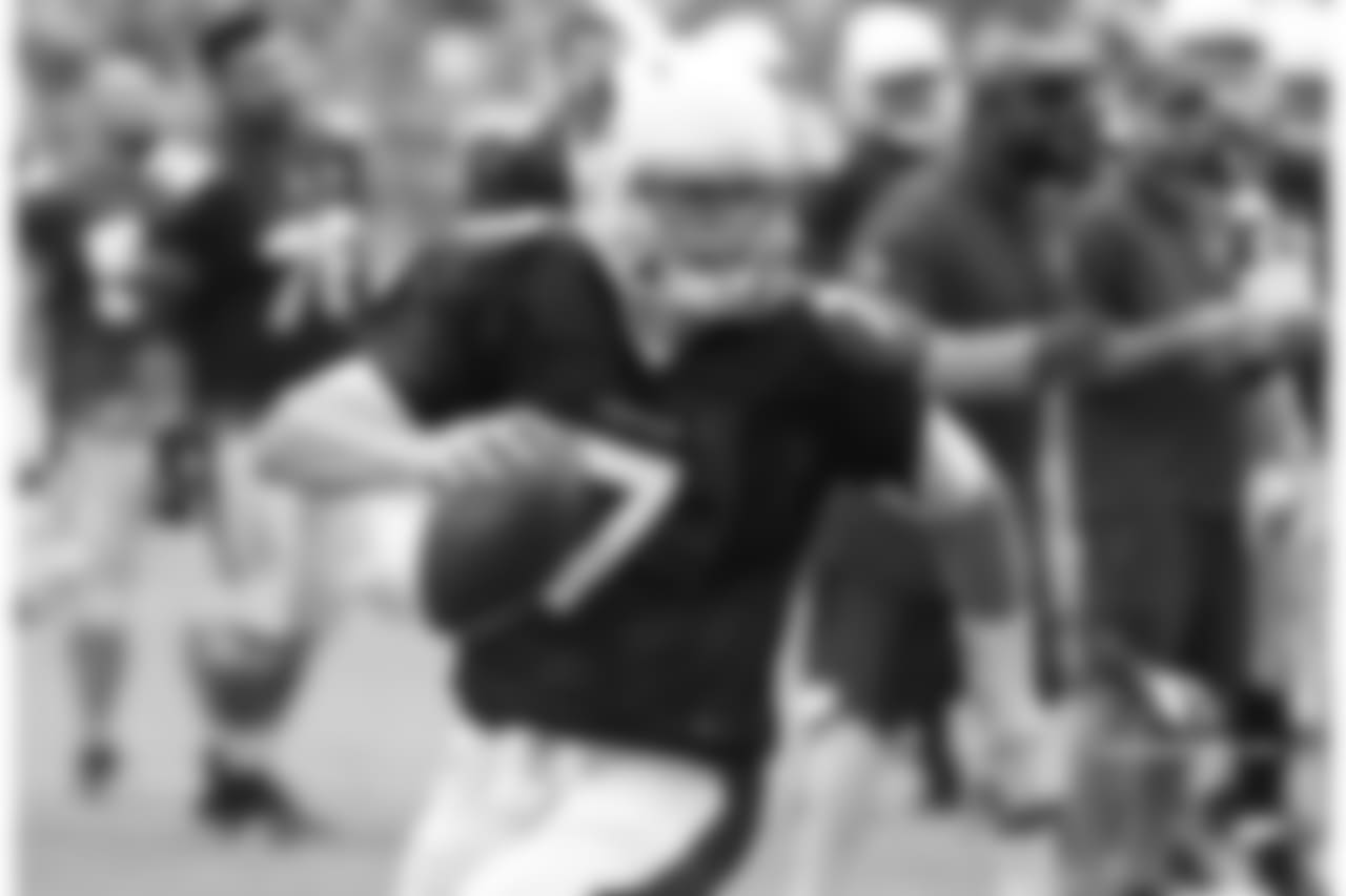 QB Blaine Gabbert scrambles