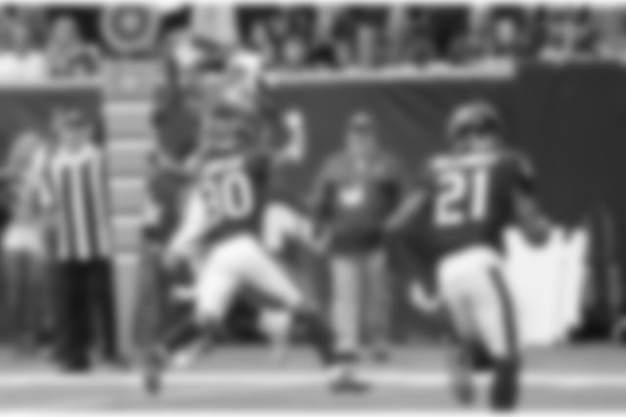 WR Larry Fitzgerald catches a touchdown pass