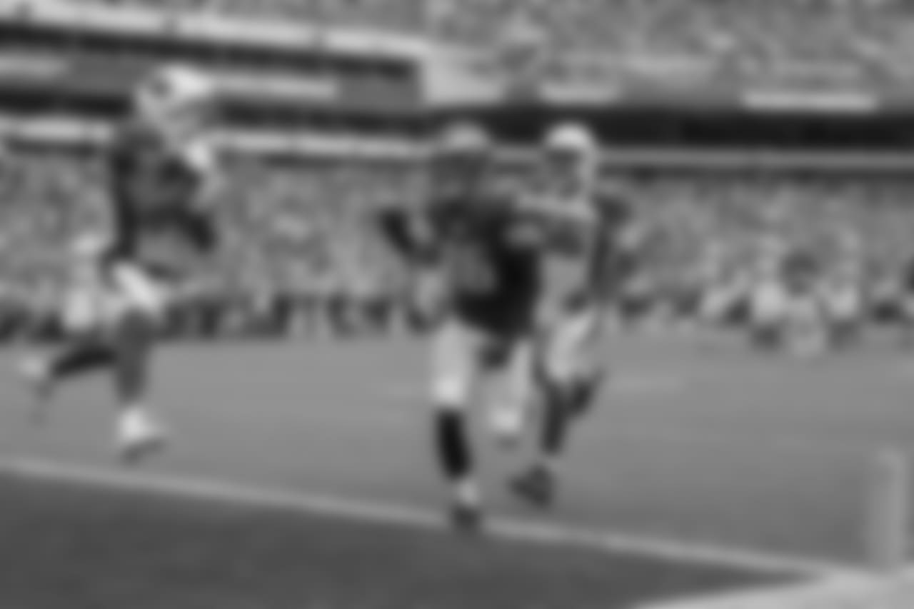 S Antoine Bethea picks off a pass against the Eagles