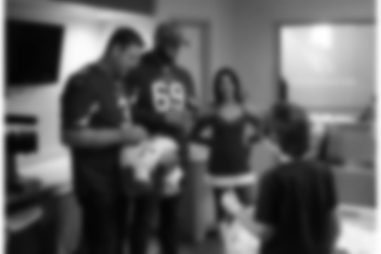 Carson Palmer signs a dog