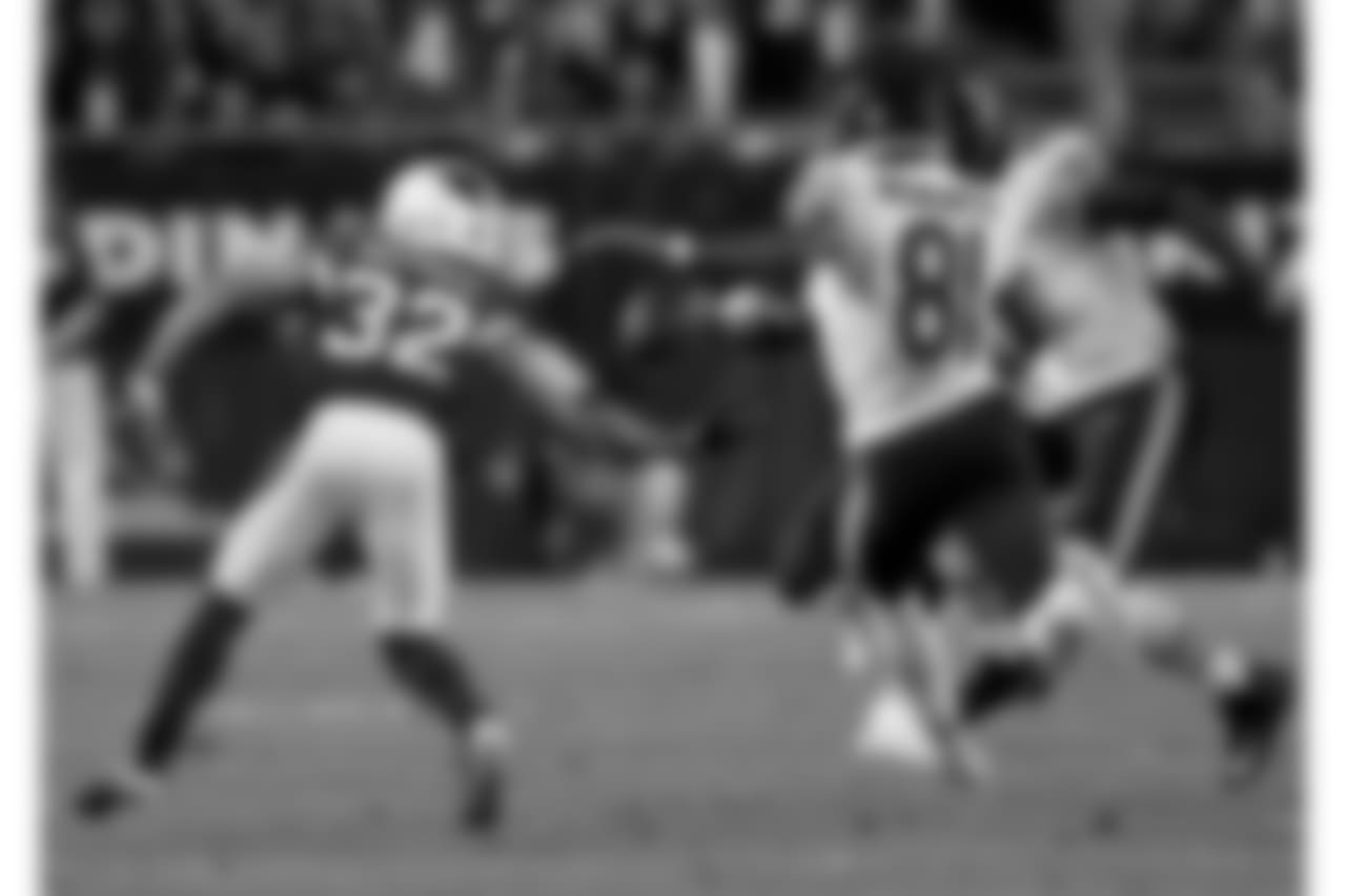 S Tyrann Mathieu picks off the pass intended for Bears WR Cameron Meredith