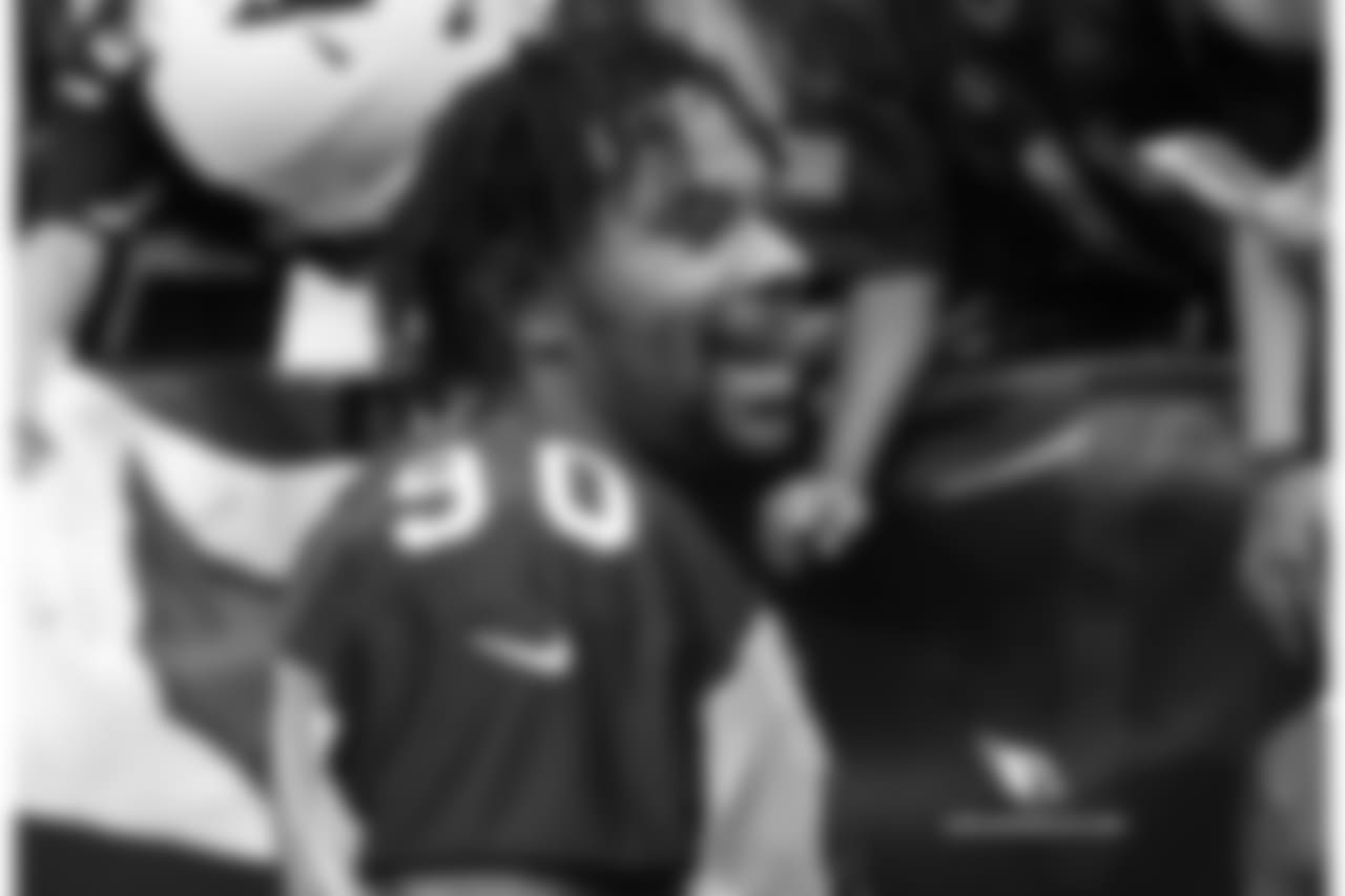 DT Robert Nkemdiche signs autographs