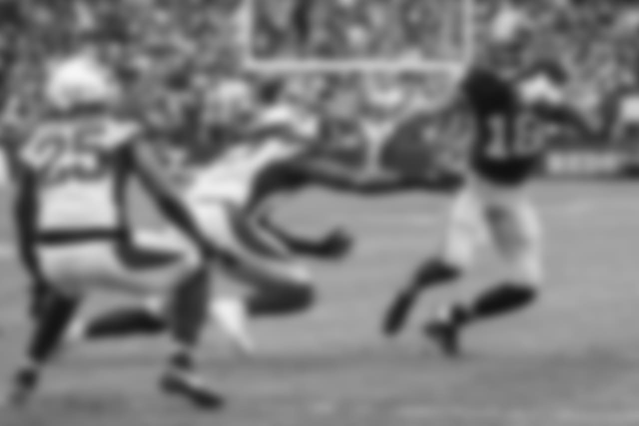 Redskins WR Josh Doctson takes on Cardinals LB Josh Bynes (center) and CB Tramon Williams (left)