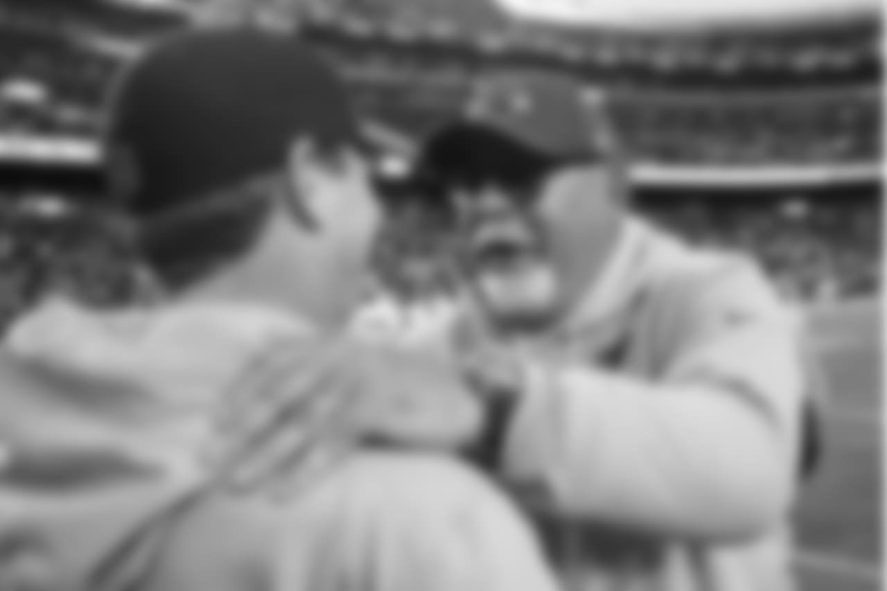 Cardinals head coach Bruce Arians (right) greets Redskins head coach Jay Gruden (left) after the game