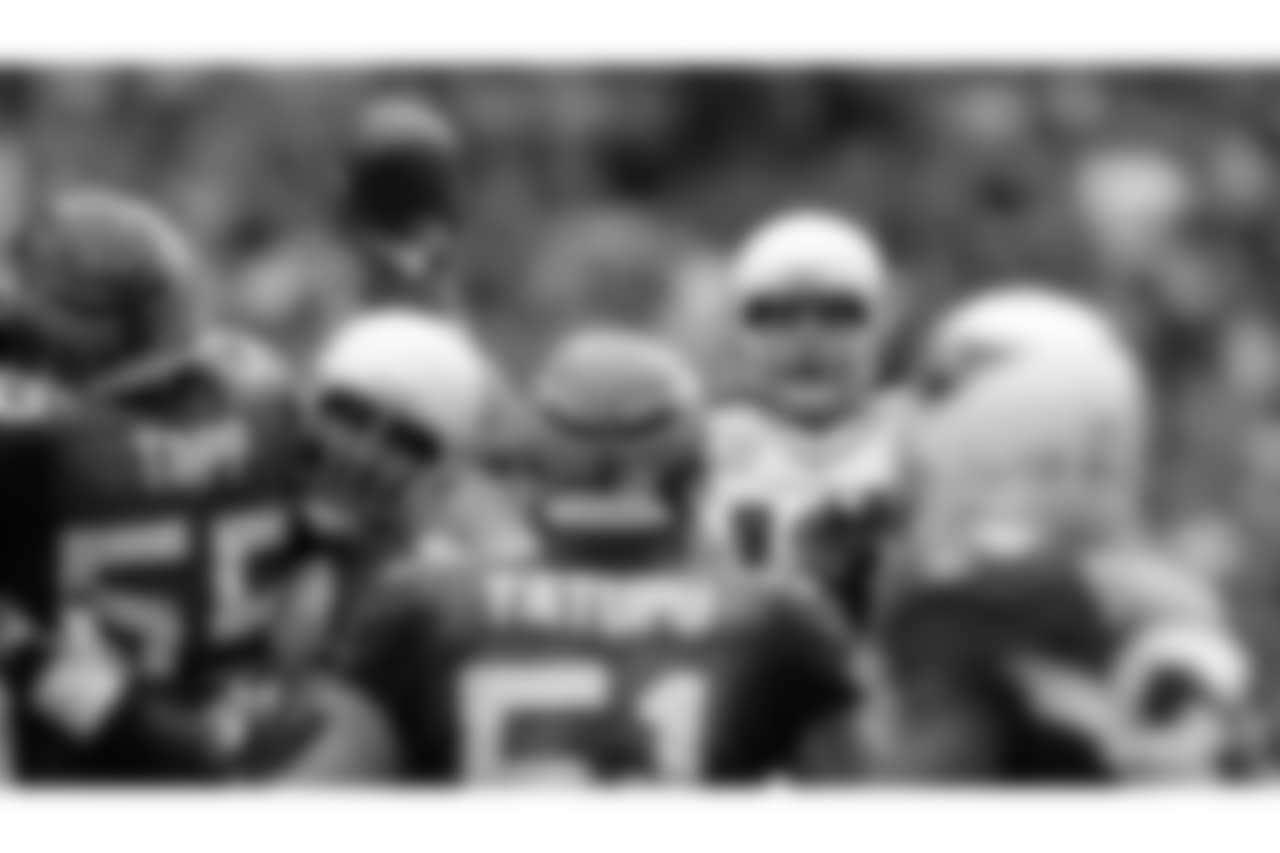 2009: QB Kurt Warner unleashes a pass