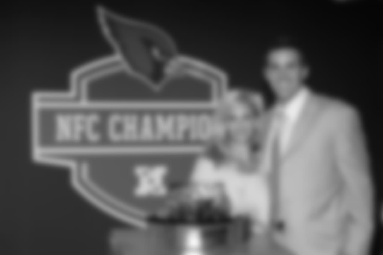 Warner and wife Brenda during the Cardinals' NFC Championship ring ceremony